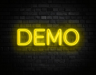 Obraz premium Leuchtende gelbe Neonschrift 