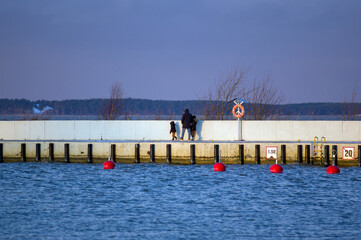 Betonowe molo spacerujący ludzie ..Frombork Polska © Monika