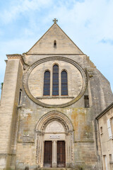 Obraz premium Extérieur de la Cathédrale Notre-Dame de Senlis - Paroisse Saint Rieul dans l'Oise, France.