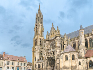 Obraz premium Extérieur de la Cathédrale Notre-Dame de Senlis - Paroisse Saint Rieul dans l'Oise, France.