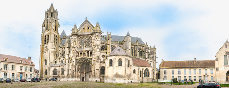 Ext&eacute;rieur de la Cath&eacute;drale Notre-Dame de Senlis - Paroisse Saint Rieul dans l'Oise, France.