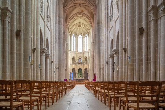 Int&eacute;rieur de la Cath&eacute;drale Notre-Dame de Senlis - Paroisse Saint Rieul dans l'Oise, France.