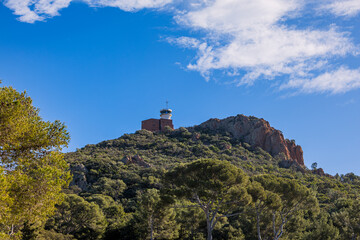 Vue sur le phare depuis le Port du Poussaï sur la commune de Saint-Rapahël sur la Côte d'Azur en France © Gerald Villena