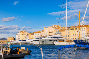 Le port de Saint-Tropez sur la Côte d'Azur en France © Gerald Villena