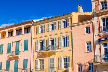 Fototapeta premium Dans les rues de Saint-Tropez sur la Côte d'Azur en France