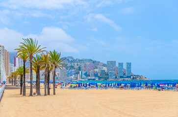 Levante sandy beach, Playa Platja De Llevant, embankment in Benidorm city centre, buildings on Costa Blanca coast Mediterranean Sea and Serra Gelada natural park mountain, Valencian Community, Spain © Aliaksandr