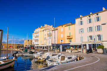 Obraz premium Le port de Saint-Tropez sur la Côte d'Azur en France