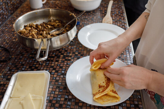 Making stuffed pancakes