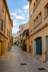 Obraz premium Dans les rues de Saint-Tropez sur la Côte d'Azur en France