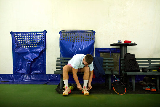 Tennis player prepares for the game