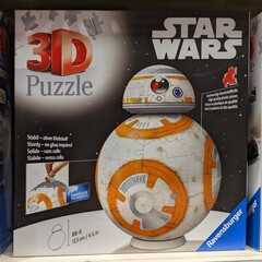 Fototapeta premium Caja de puzzle 3D de BB-8 de la saga Star Wars en estante de juguetería Toy Planet en Madrid, España, 7 de febrero de 2026