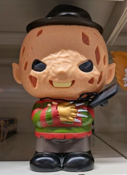 Hucha con figura de Freddy Krueger de Nightmare Elm Street en estante de jugueter&iacute;a Toy Planet en Madrid, Espa&ntilde;a, 7 de febrero de 2026