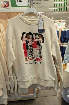 D&iacute;a internacional de la mujer. Sudadera para mujer con texto Sisters y mujeres abrazadas en colgador de tienda Kiabi de Madrid, Espa&ntilde;a, 8 de febrero de 2026