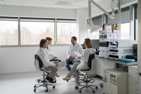 Group Meets in Lab to Discuss Research Findings 