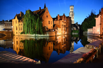 Obraz premium Rosary Quay in old town of Bruges, Belgium. Bruges cityscape Dock of the Rosary (Rozenhoedkaai) and Belfort (belfry) tower and medieval houses at night, Bruges (Brugge), Belgium