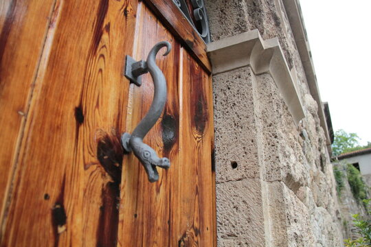 Puerta r&uacute;stica y picapoerte en forma de serpiente.