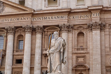 Obraz premium St. Paul stands outside of St. Peter's Basilica in Vatican City.