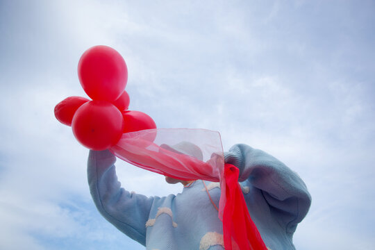 A woman with the pink ballons 