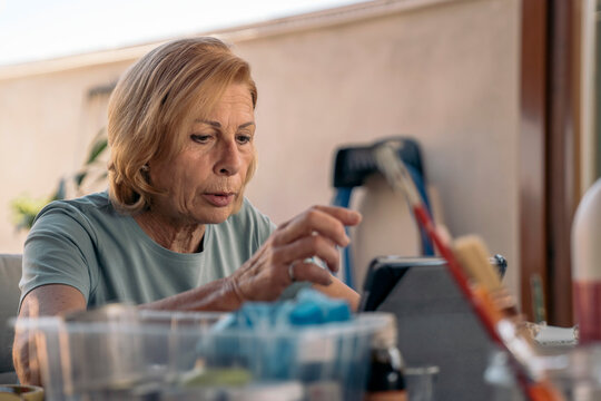 Preseletc_Woman restoring and caring for plants