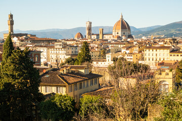 Fototapeta premium Views of Florence with historical buildings and the dome rising in the background during daylight