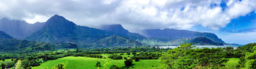 Obraz premium Hanalei Bay Panorama with Lush Mountains and Tropical Rain Clouds, Kauai Hawaii