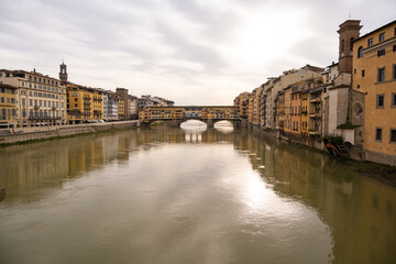 Obraz premium Picturesque view of the Arno River and Ponte Vecchio in Florence, Italy during the late afternoon light