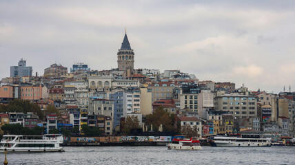 Fototapeta premium A clear view of the historic Galata Tower in Istanbul, highlighting its medieval stone architecture and cylindrical structure.