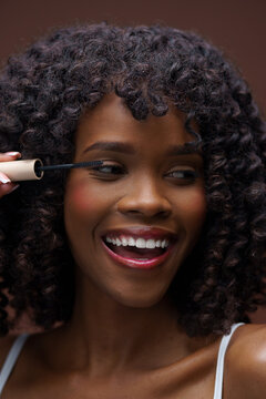 Applying mascara