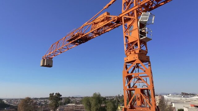 Impactante toma a&eacute;rea que comienza con un acercamiento a la estructura met&aacute;lica de una gr&uacute;a torre de construcci&oacute;n.