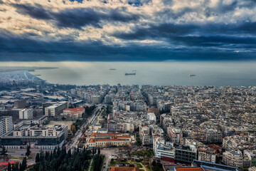 Obraz premium Aerial View of Thessaloniki City and Waterfront Under Dramatic Clouds