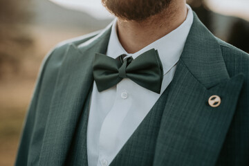 Gros plan sur le noeud papillon du marié avant son mariage © Alexandre