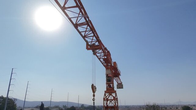 Movimiento de carro de distribuci&oacute;n en gr&uacute;a torre bajo cielo despejado