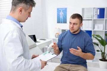 Obraz premium Man having appointment with urologist in clinic