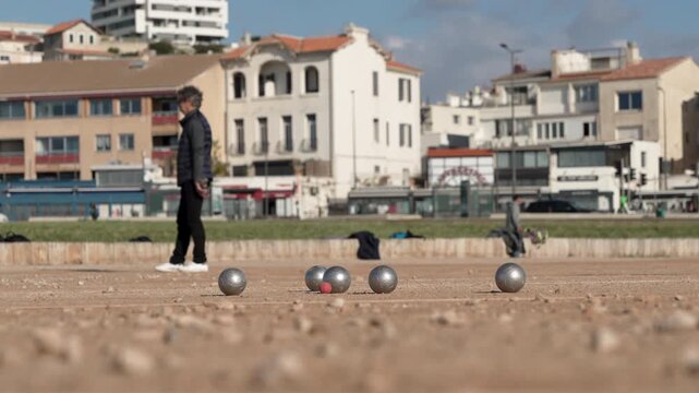 Gros plan sur des boules de P&eacute;tanque, fameux jeux de boules Marseillais - Marseille mondial de la p&eacute;tanque - Vid&eacute;o ralentie 4k	
