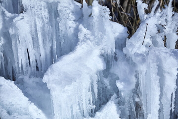 Sch&ouml;nes Eiskunstwerk mit gro&szlig;en Eiszapfen, in den &ouml;sterrischen Alpen.