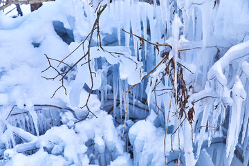 Sch&ouml;nes Eiskunstwerk mit gro&szlig;en Eiszapfen, in den &ouml;sterrischen Alpen.