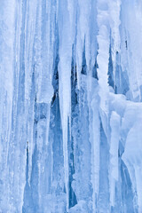 Sch&ouml;nes Eiskunstwerk mit gro&szlig;en Eiszapfen, in den &ouml;sterrischen Alpen.