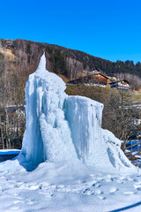 Sch&ouml;nes Eiskunstwerk mit gro&szlig;en Eiszapfen, in den &ouml;sterrischen Alpen.