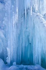 Sch&ouml;nes Eiskunstwerk mit gro&szlig;en Eiszapfen, in den &ouml;sterrischen Alpen.