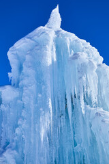 Sch&ouml;nes Eiskunstwerk mit gro&szlig;en Eiszapfen, in den &ouml;sterrischen Alpen.
