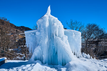 Sch&ouml;nes Eiskunstwerk mit gro&szlig;en Eiszapfen, in den &ouml;sterrischen Alpen.