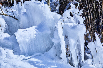 Sch&ouml;nes Eiskunstwerk mit gro&szlig;en Eiszapfen, in den &ouml;sterrischen Alpen.