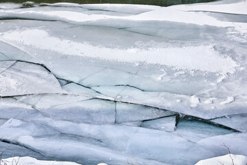 Gro&szlig;e Eisschollen am Flu&szlig;, Detail.