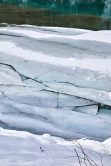 Gro&szlig;e Eisschollen am Flu&szlig;, Detail.