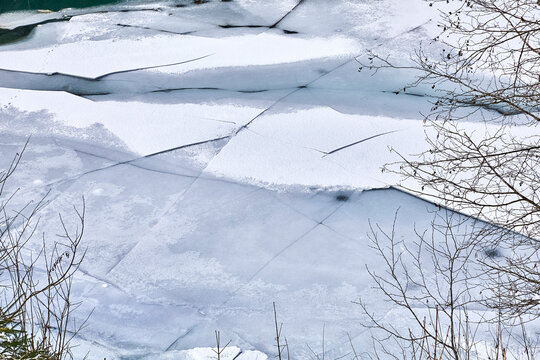 Gro&szlig;e Eisschollen am Flu&szlig;, Detail.