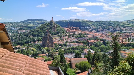 Obraz premium Le Puy-en-Velay, le rocher Corneille, Notre-Dame du Puy et le rocher Saint-Michel d'Aiguilhe vus depuis la route de Polignac