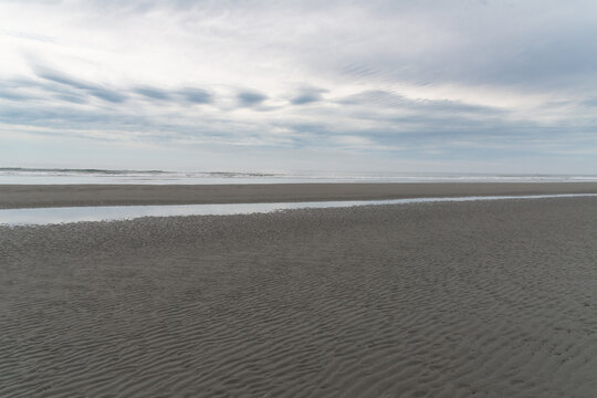 SA, WA, Queets, Olympic National park.  Wide flat beach on the west coast of the Olympic Peninsula.  Looking west to the Pacific Ocean.