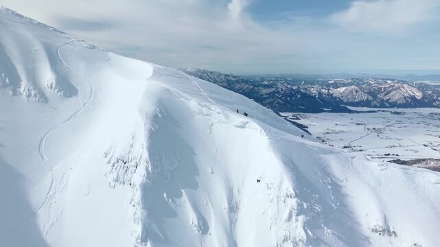 日本百名山の荒島岳　雪山ドローン映像　稜線を歩く登山者たち