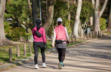 春の名城公園でジョギングする若い女性たちの姿