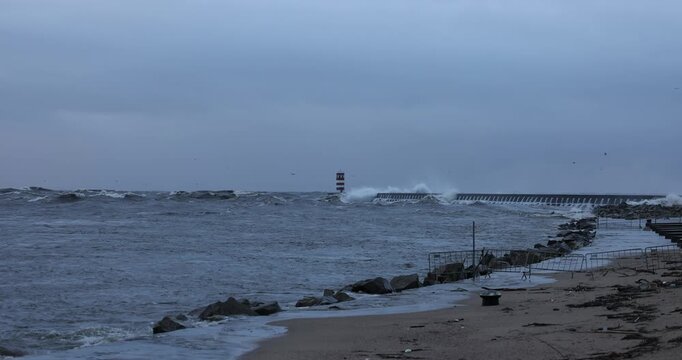 Mar agitado e ondas fortes no Farol da Foz durante tempestade